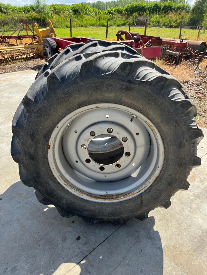 Banden set Taurus 12.4 R24 met velg